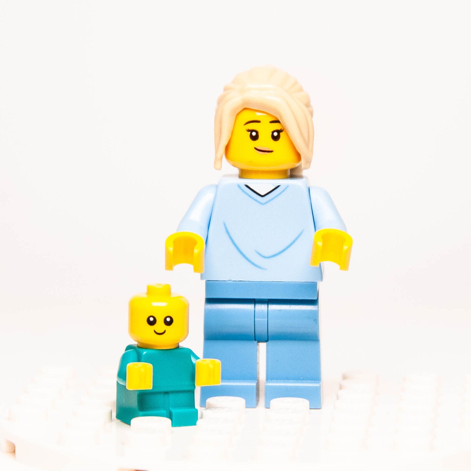 Lego Minifigure Lot: Mother in Hospital Gown (cty1347) & Baby (cty1186) 60330 - StudBee