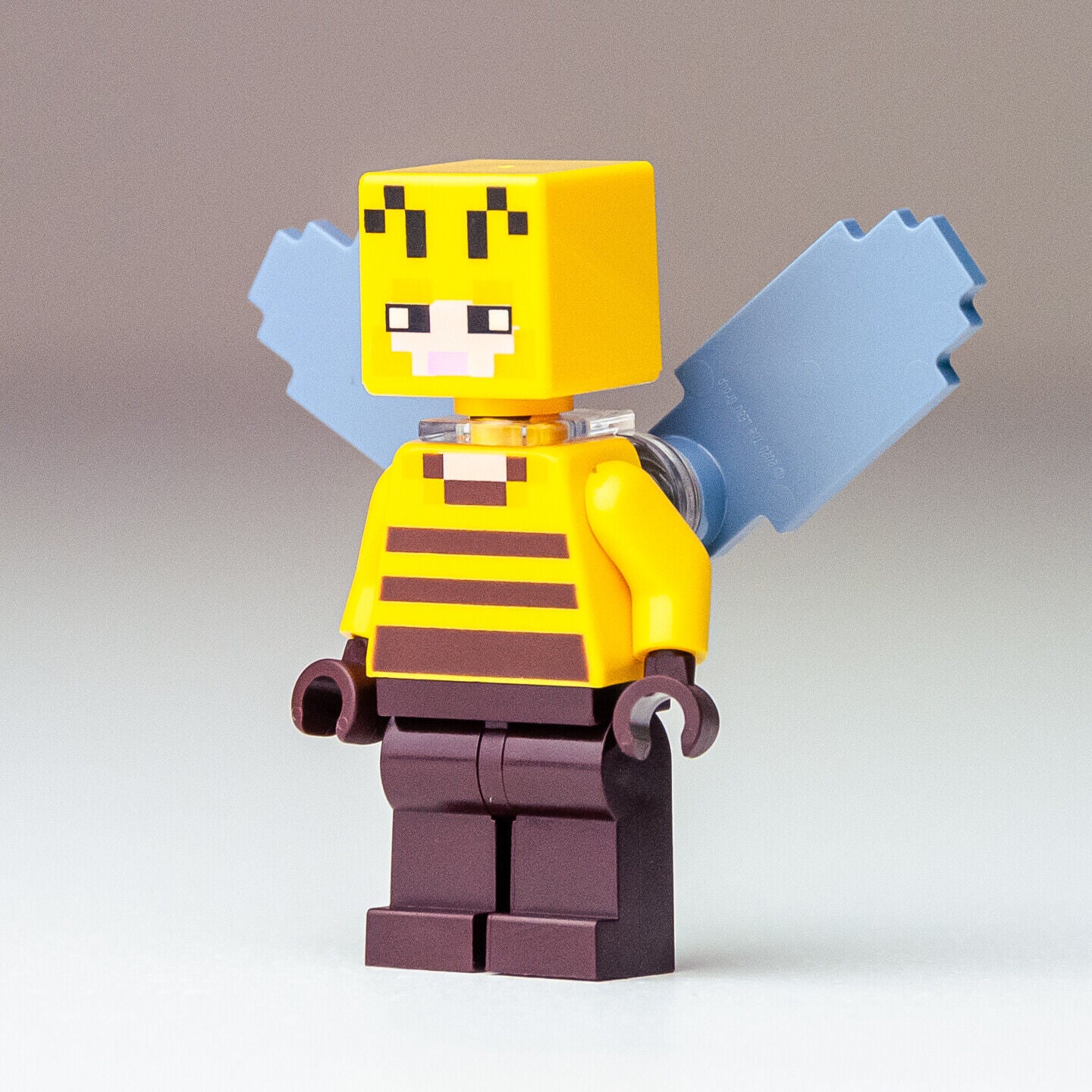 New LEGO Beekeeper Minifigure - The Bee Farm - 21165 (min091) - StudBee