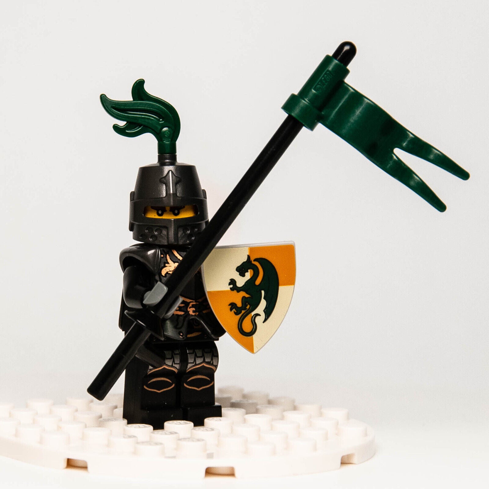 LEGO Castle Kingdom Minifigure: Dragon Knight Armor Lance Shield 852922 (cas462) - StudBee