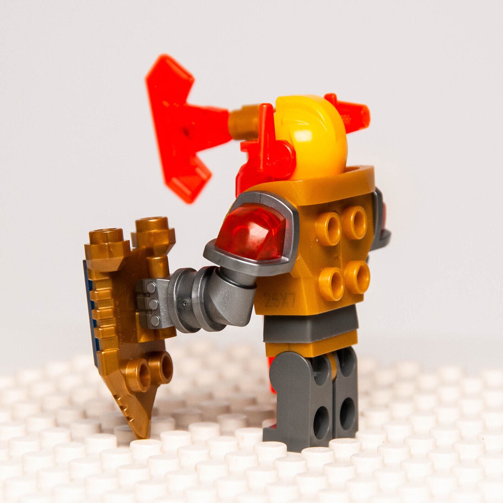 LEGO Nexo Knights Minifigure: Axl Pearl Gold Torso w/ Shield (nex137) 72006 - StudBee