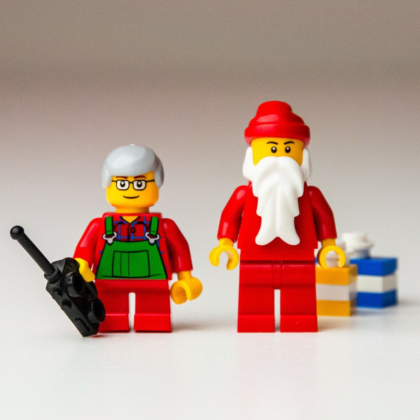 LEGO Santa and Elf Boy Minifigures w/ Gifts Presents 40059 Christmas(hol033) - StudBee