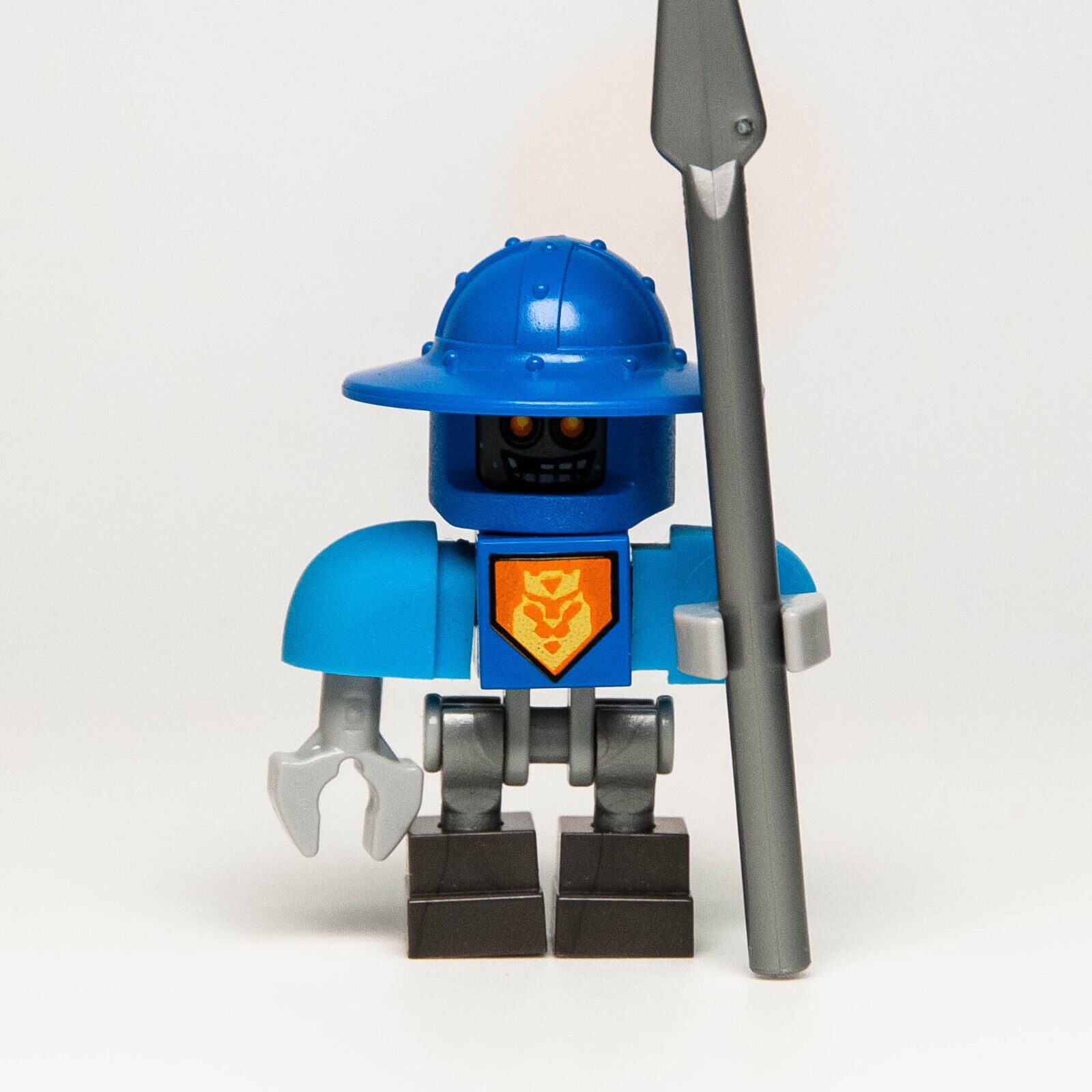 LEGO Nexo Knights Minifigure - Squire Bot w/ Spear (nex041) 70326 853515 - StudBee