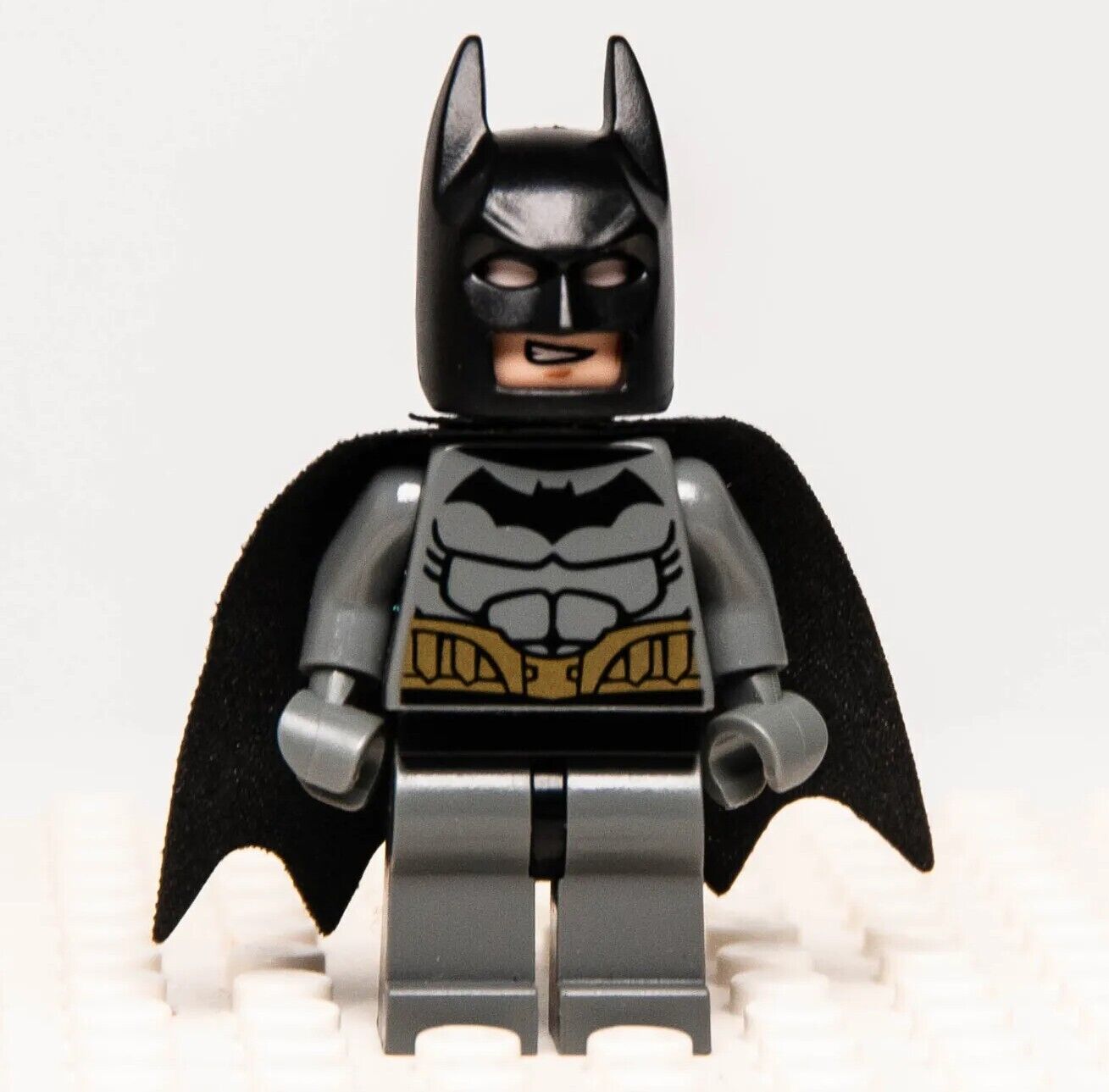 LEGO DC Minifigure Batman Dark Bluish Gray Suit Gold Belt (sh089) 76012 - StudBee