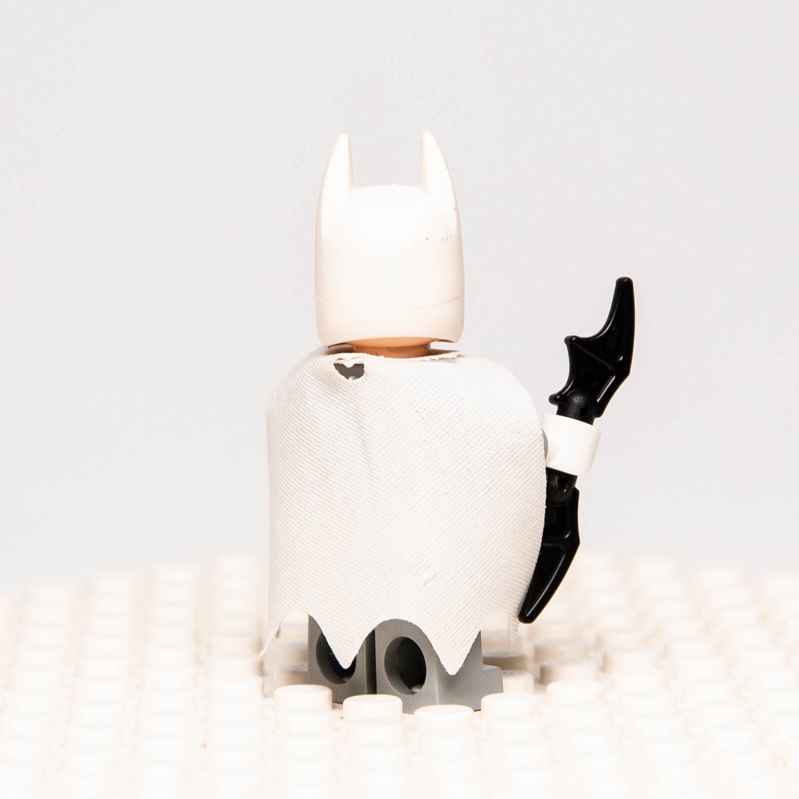 LEGO Arctic Batman Minifigure  - White & Gray Suit (sh047) 76000 w/ Batarang - StudBee