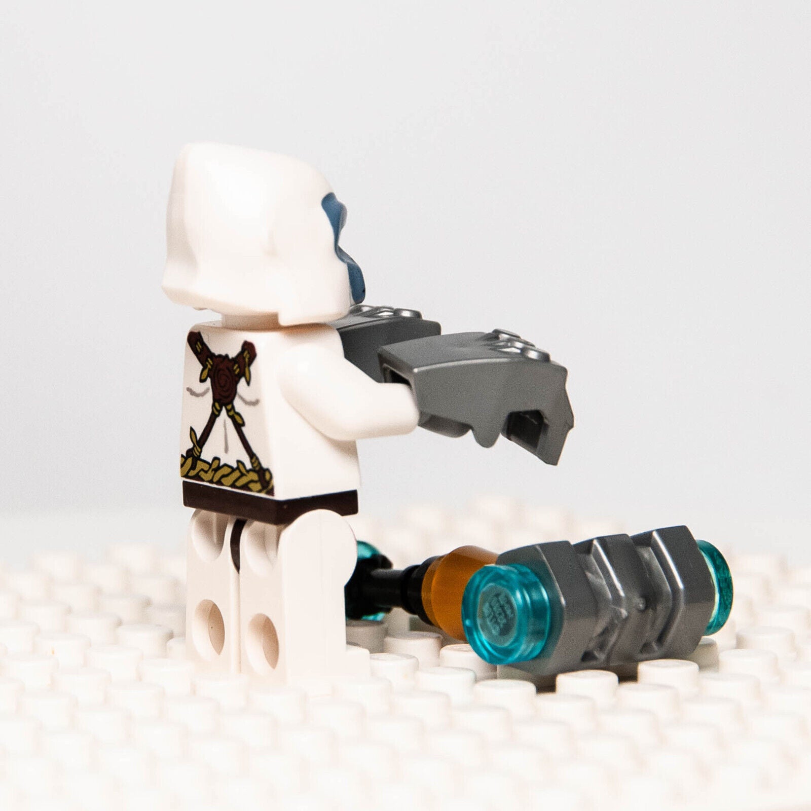 LEGO Chima 70009 White Gorilla GRIZZAM Minifigure (loc040) w/ Iron Fists - StudBee