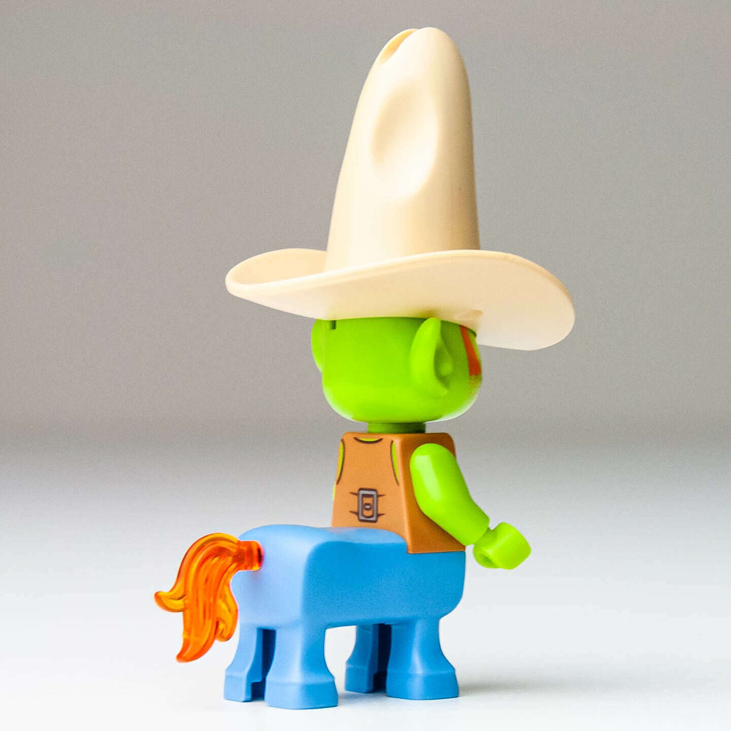 New LEGO Hickory with Hat Minifigure - Vibe City Concert - 41258 (twt025) - StudBee