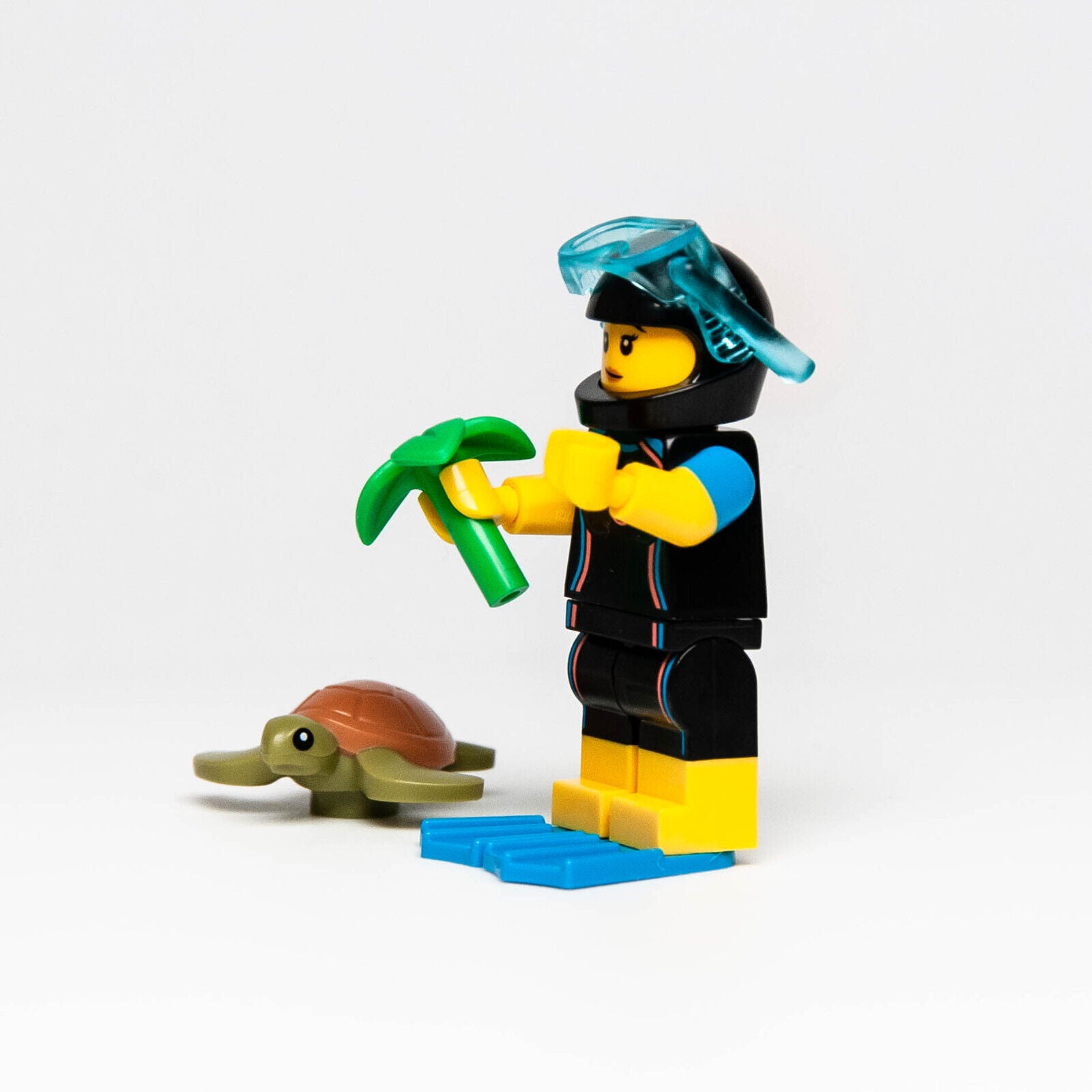 LEGO Series 20 CMF Minifigure 71027 - Sea Rescuer Snorkle (col20-12) Turtle - StudBee