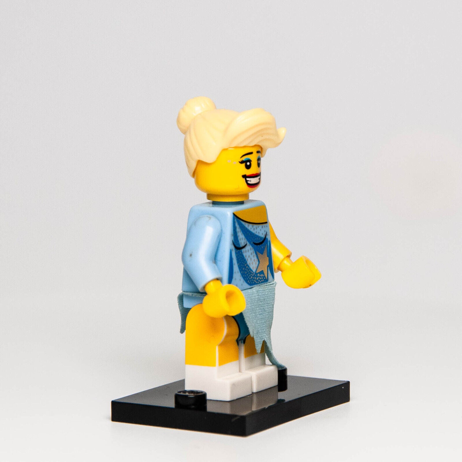 LEGO CMF 4 Minifigure - Female Ice Skater w/ Skirt & Ice Skates (col04-15 col063 - StudBee