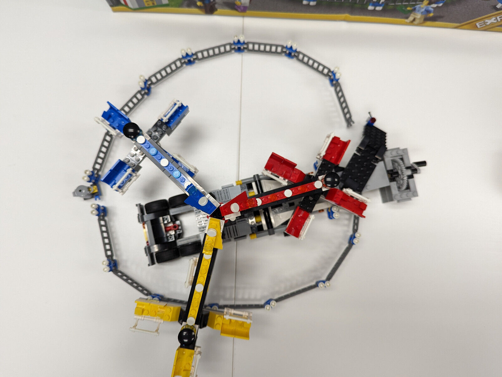 Lego 10244 Fairground Mixer w/ Minifigs, Box & Instructions - Complete! - StudBee