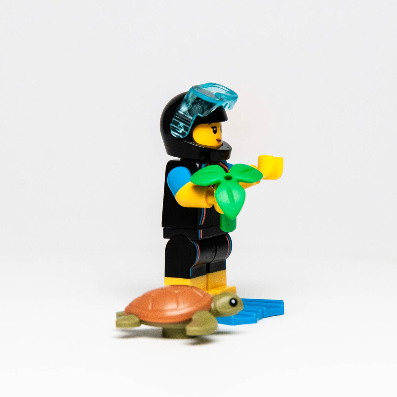 LEGO Series 20 CMF Minifigure 71027 - Sea Rescuer Snorkle (col20-12) Turtle - StudBee