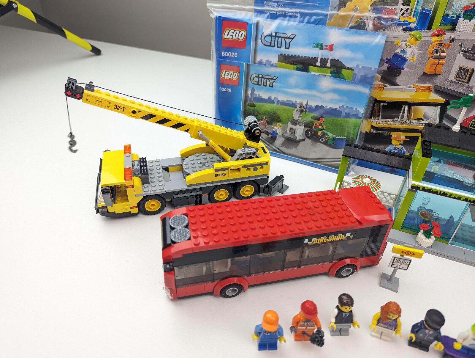 LEGO CITY: Town Square (60026) 100% Complete w/ Box, Instructions - StudBee