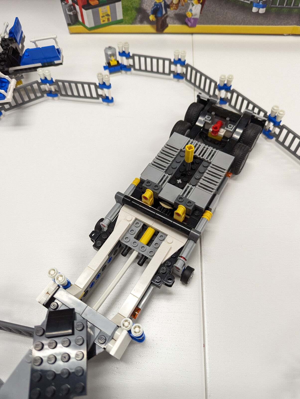 Lego 10244 Fairground Mixer w/ Minifigs, Box & Instructions - Complete! - StudBee