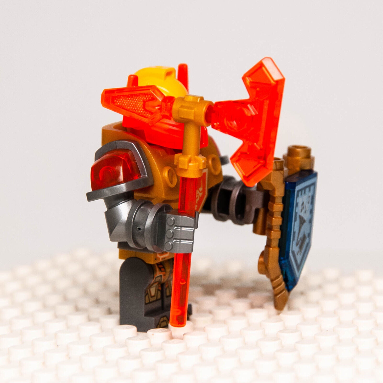 LEGO Nexo Knights Minifigure: Axl Pearl Gold Torso w/ Shield (nex137) 72006 - StudBee