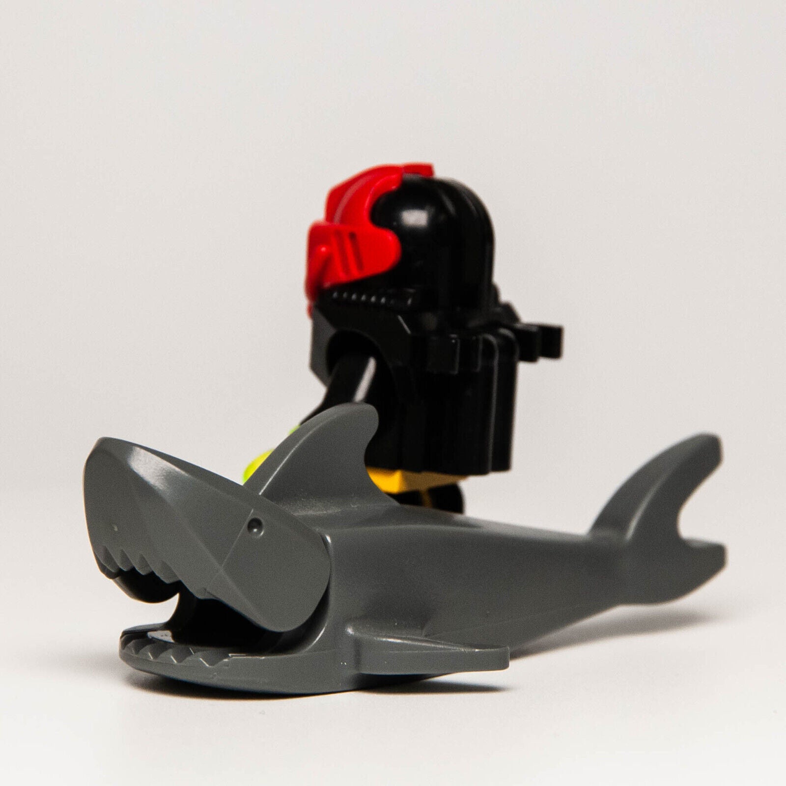 Lego Aquazone Minifigure - Aquashark 2 w/ Shark (aqu007) 6104 6190 6135 Diver - StudBee