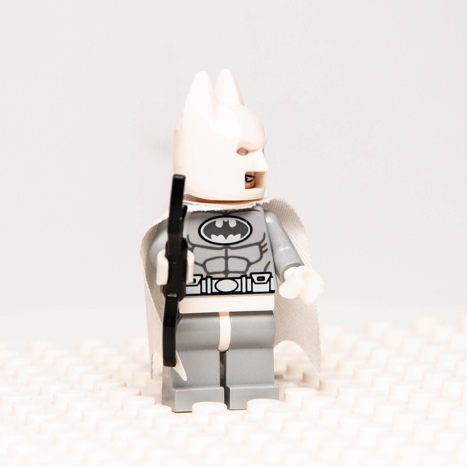 LEGO Arctic Batman Minifigure  - White & Gray Suit (sh047) 76000 w/ Batarang - StudBee