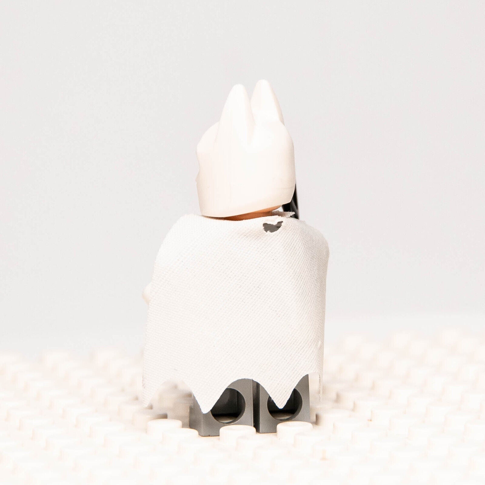 LEGO Arctic Batman Minifigure  - White & Gray Suit (sh047) 76000 w/ Batarang - StudBee