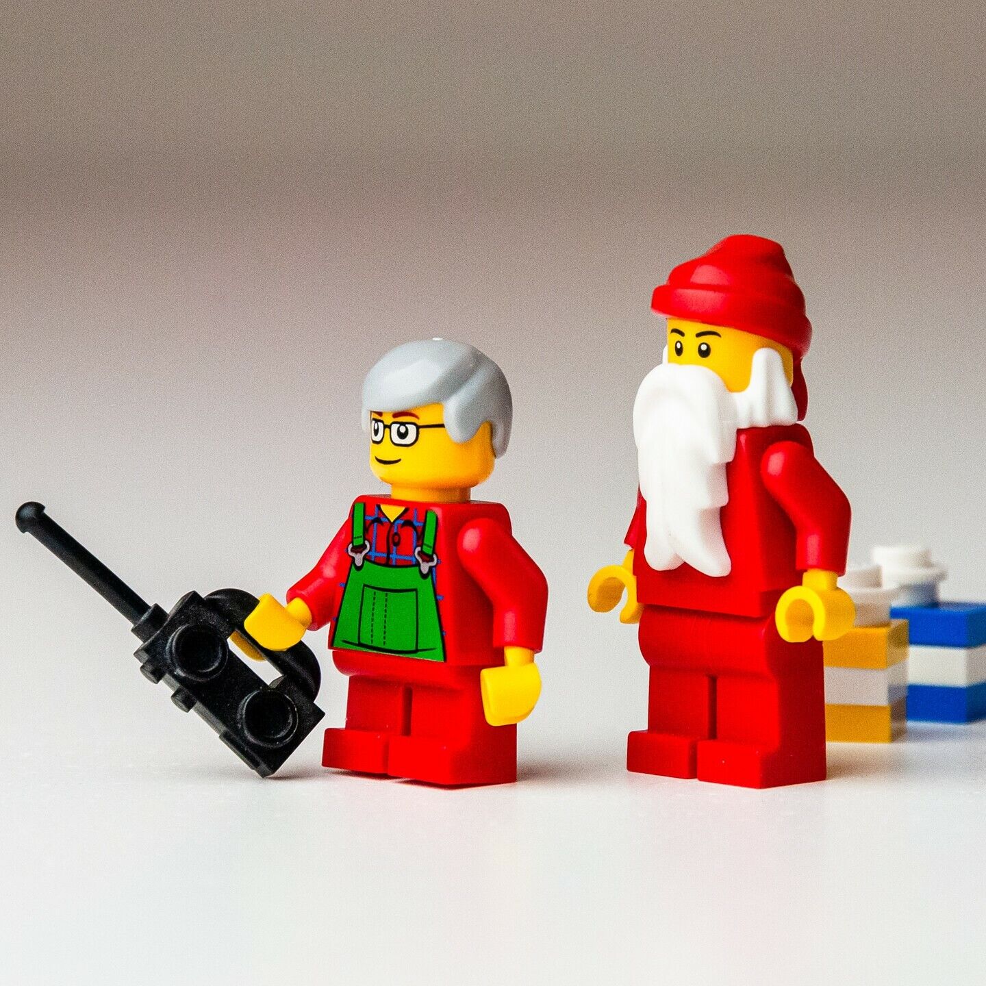 LEGO Santa and Elf Boy Minifigures w/ Gifts Presents 40059 Christmas(hol033) - StudBee