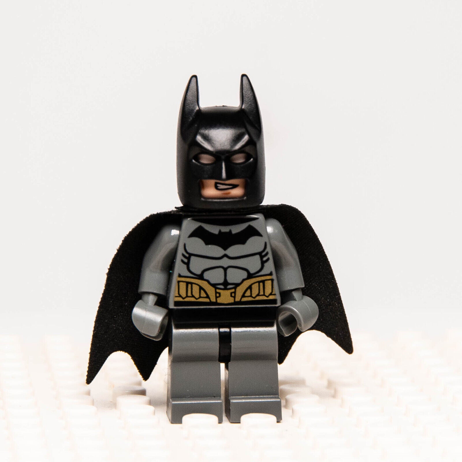 LEGO DC Minifigure Batman Dark Bluish Gray Suit Gold Belt (sh089) 76012 - StudBee