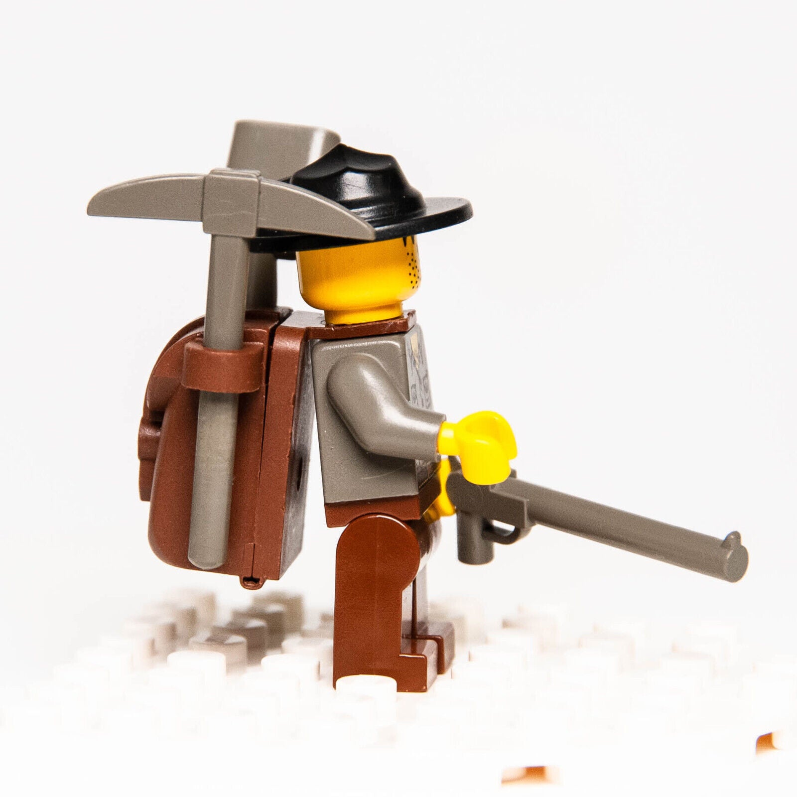 Lego Adventurers Minifigure - Max Villano w/ Backpack Jungle Explorer (adv042) - StudBee