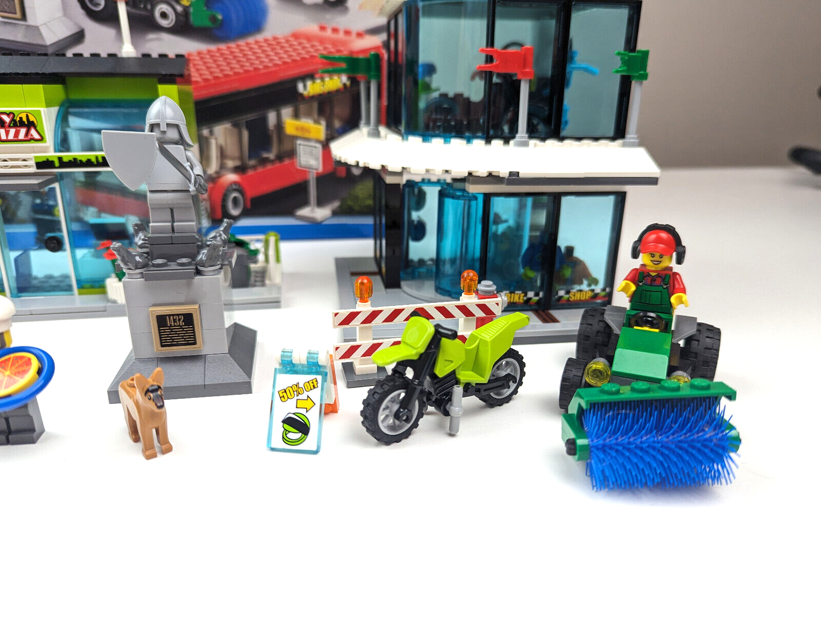 LEGO CITY: Town Square (60026) 100% Complete w/ Box, Instructions - StudBee