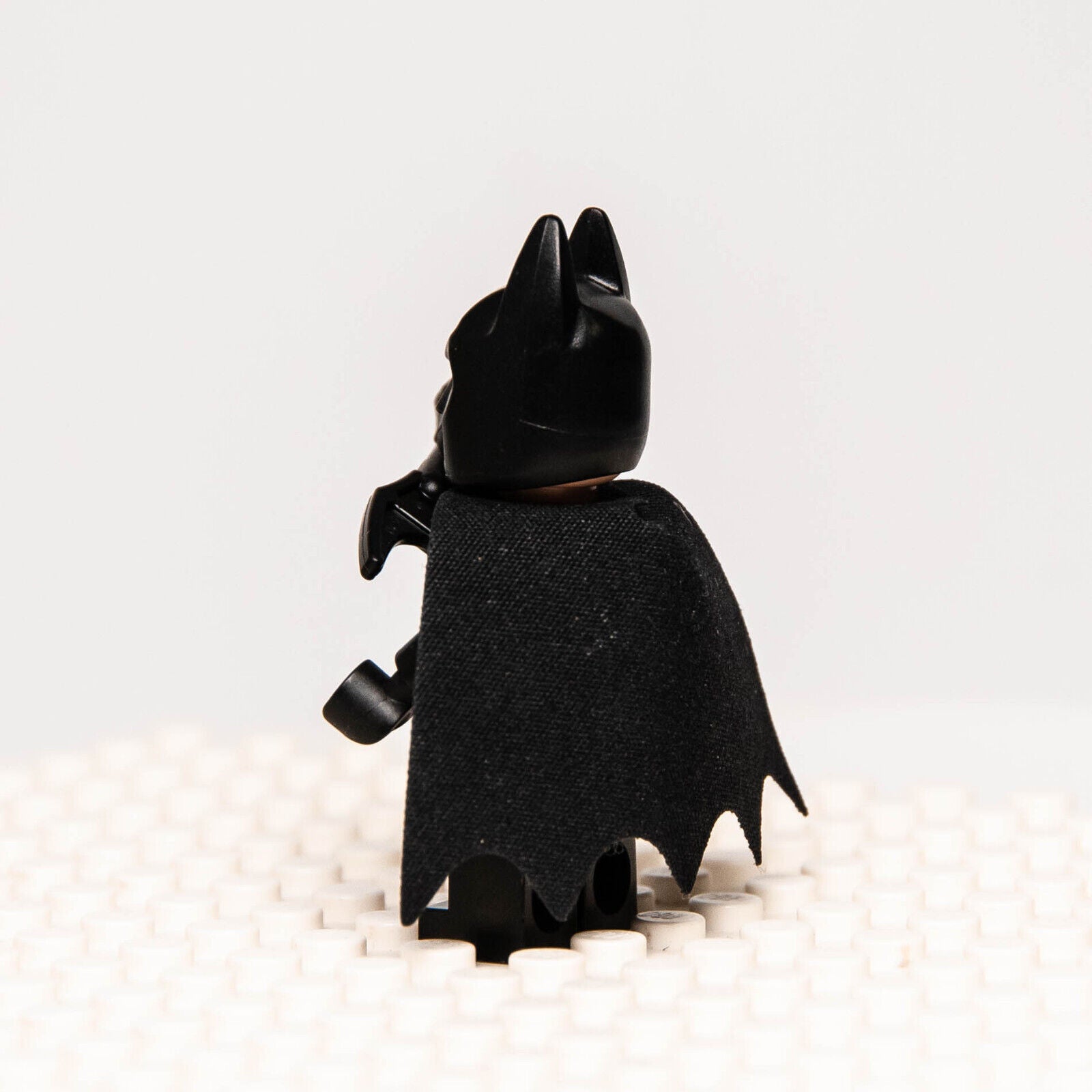 LEGO Minifigure Batman DC Super Heroes Black Suit Yellow Belt Type 2 Cowl sh016a - StudBee