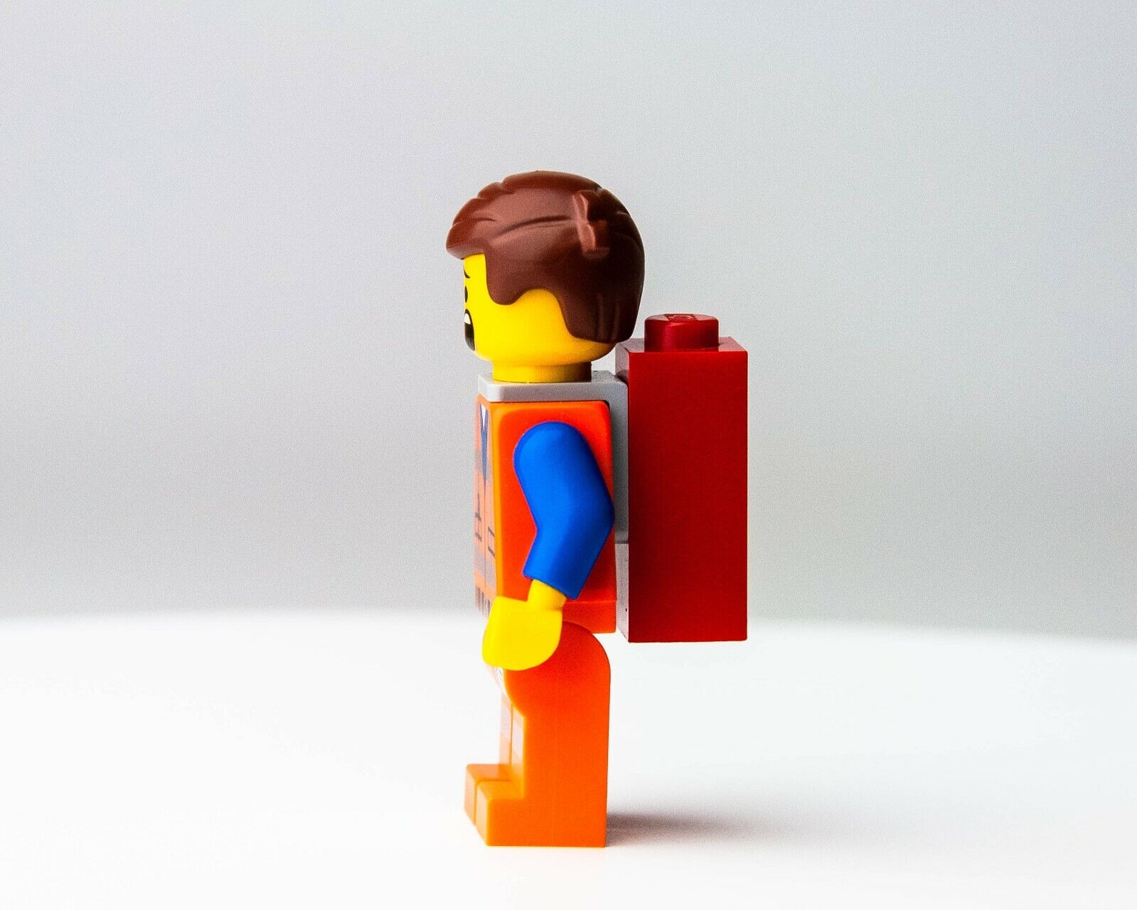 LEGO Emmet  - The Lego Movie -  (tlm018) Minifigure with Piece of Resistance - StudBee