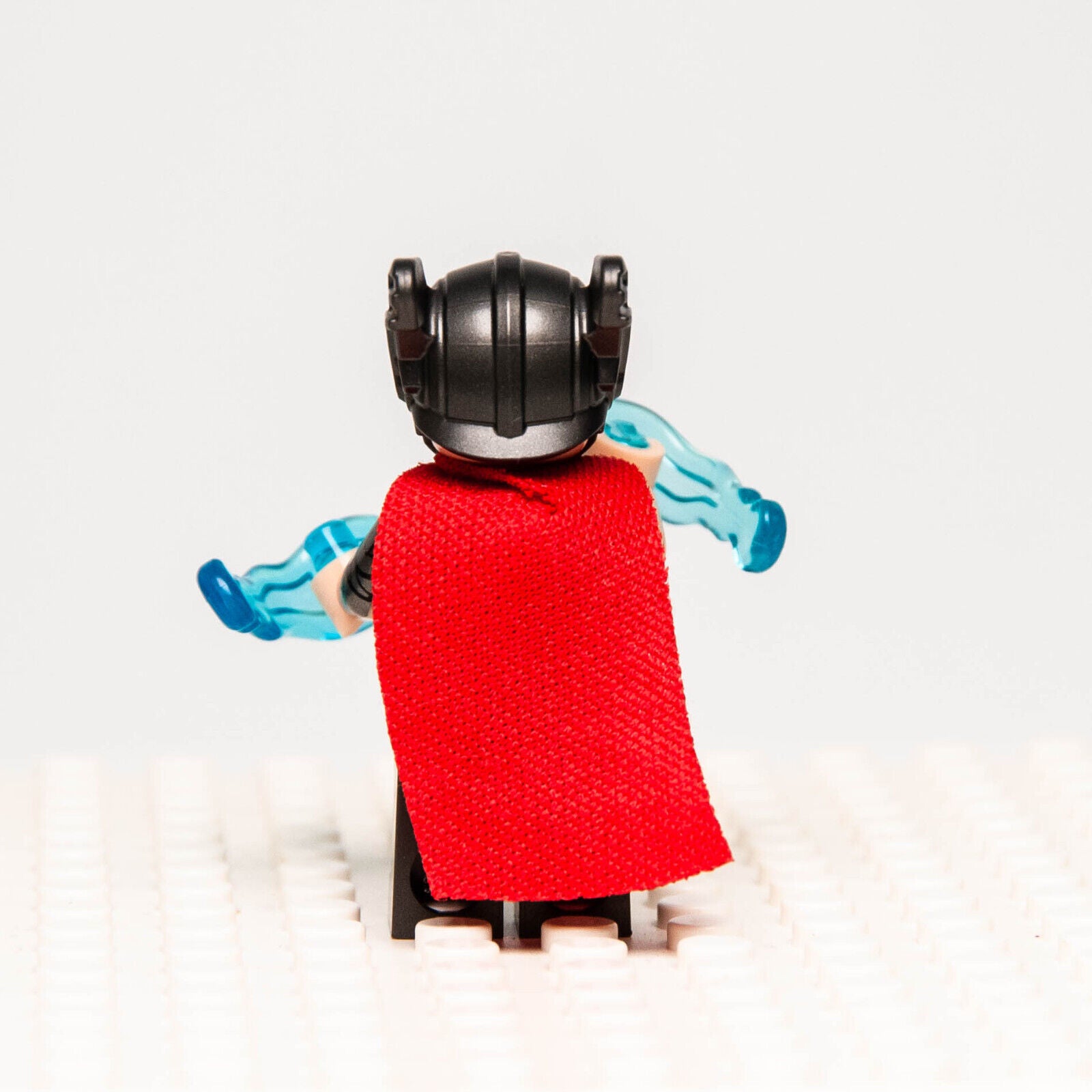LEGO Thor Minifigure - Red Cape, Helmet Ragnarok 76084 (sh409) - StudBee