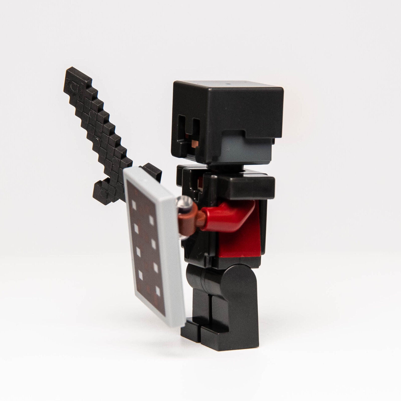 New LEGO Minecraft Minifigure: Netherite Knight (min147) Deep Dark Battle 21246 - StudBee