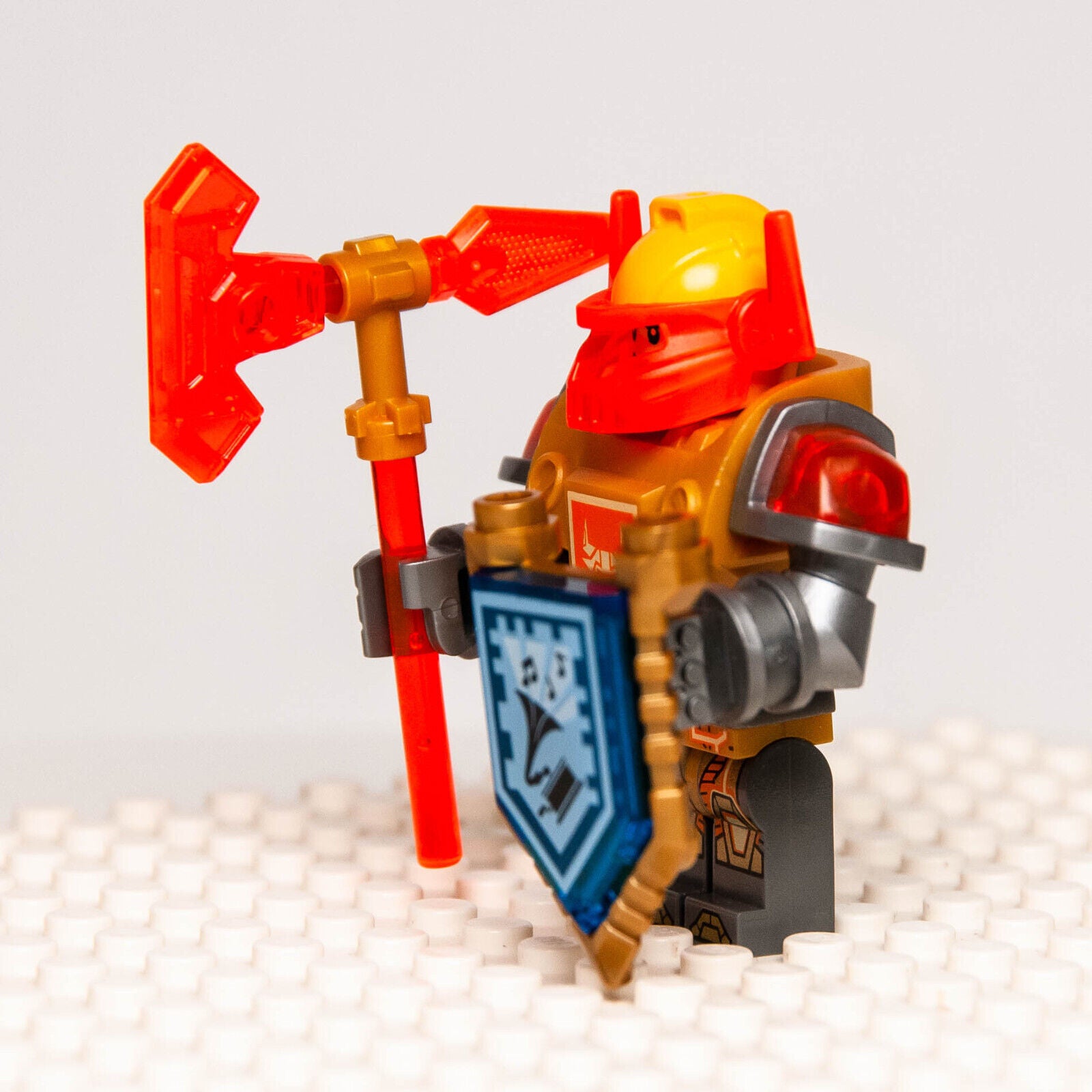 LEGO Nexo Knights Minifigure: Axl Pearl Gold Torso w/ Shield (nex137) 72006 - StudBee