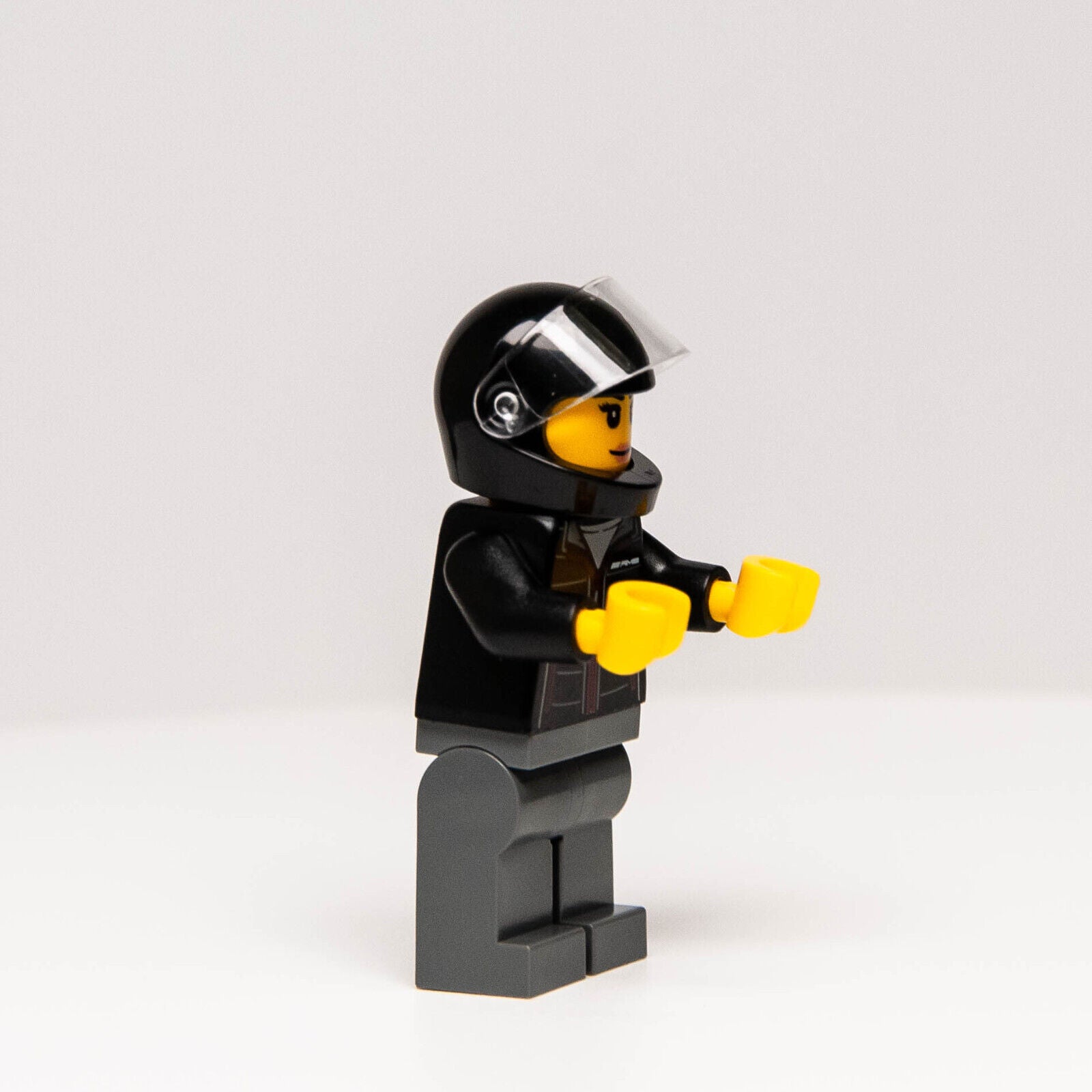 LEGO Minifigure -  Speed Champions / Mercedes AMG One Female Driver (sc101) - StudBee