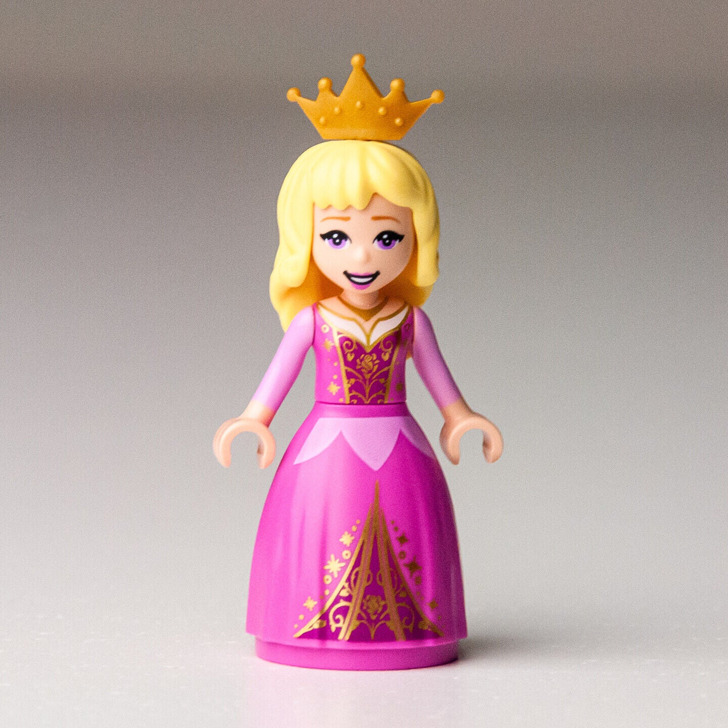 New LEGO Aurora - with Pearl Gold Crown Tiara Minifigure - 43173 (dp078) - StudBee