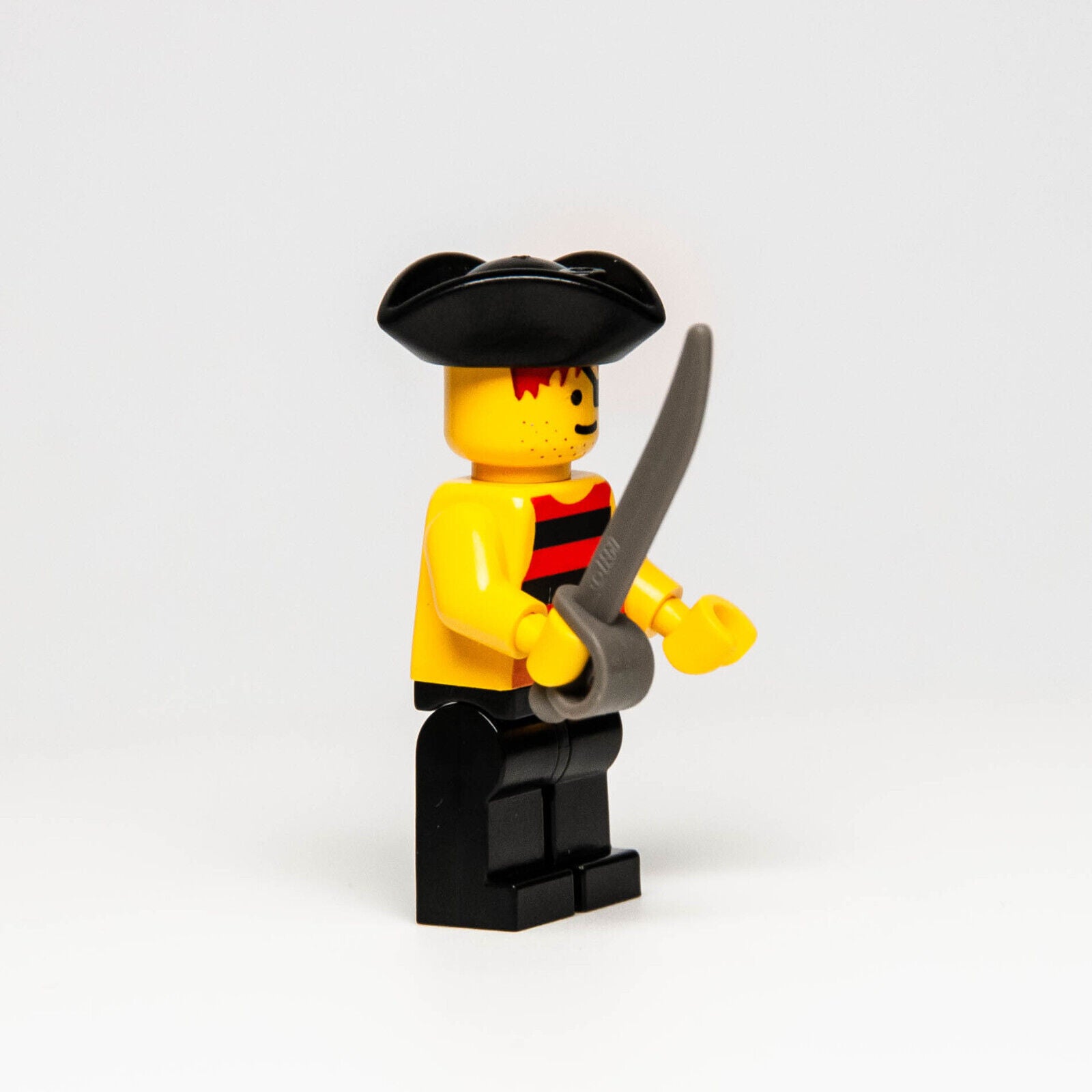 LEGO Pirates Minifigure - Red & Black Stripes Pirate (pi025) Imperial Post 6277 - StudBee