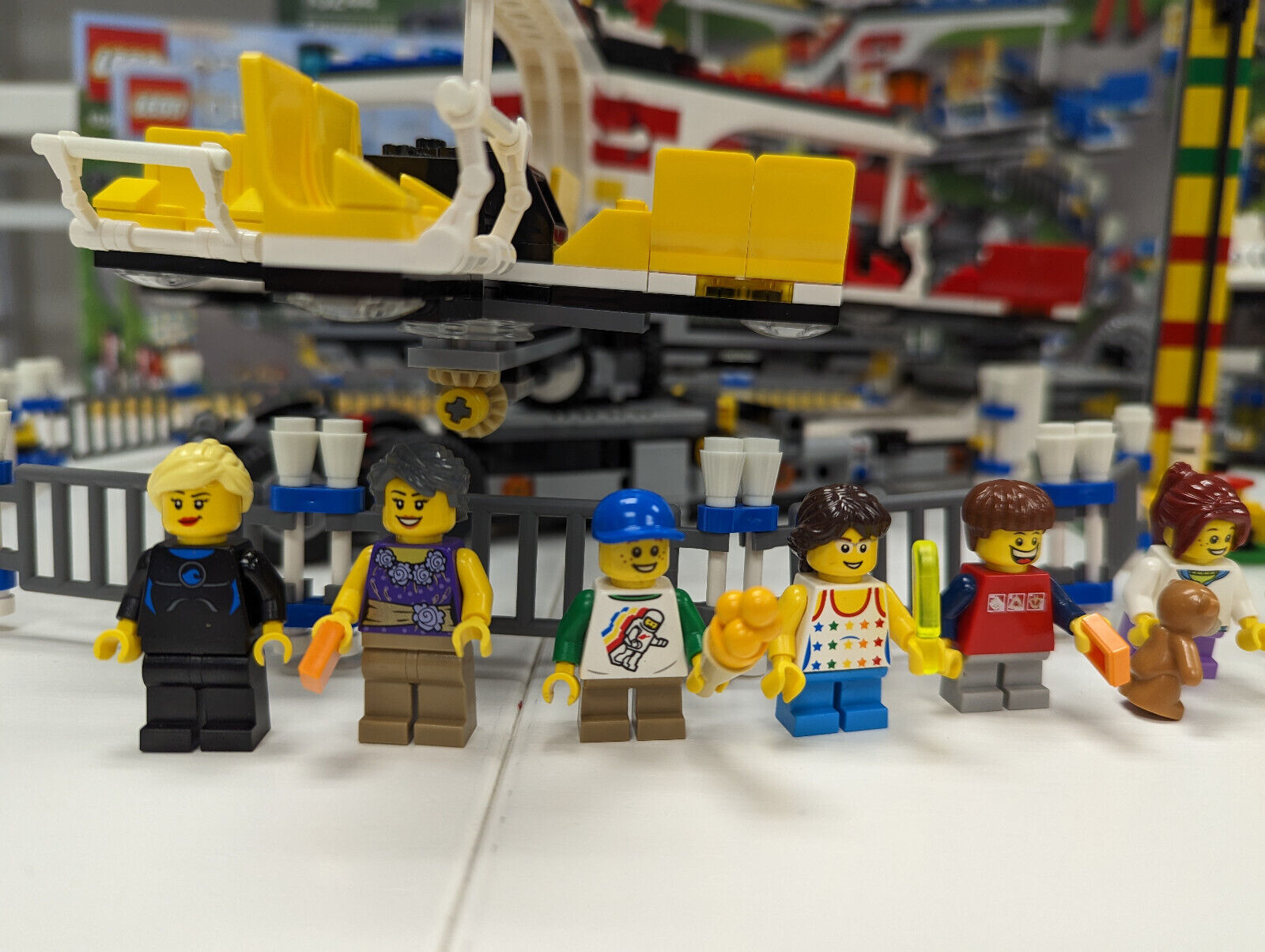 Lego 10244 Fairground Mixer w/ Minifigs, Box & Instructions - Complete! - StudBee