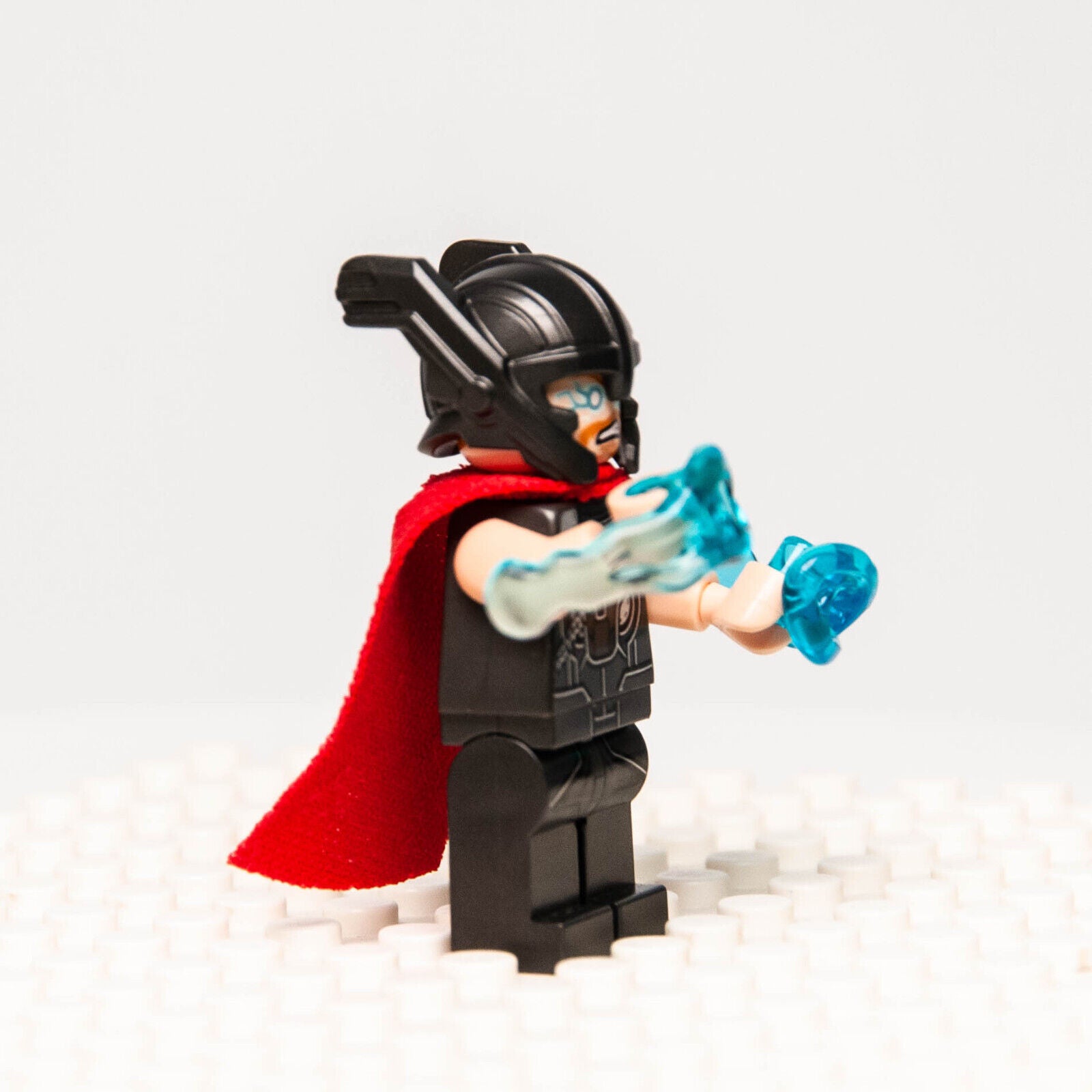 LEGO Thor Minifigure - Red Cape, Helmet Ragnarok 76084 (sh409) - StudBee