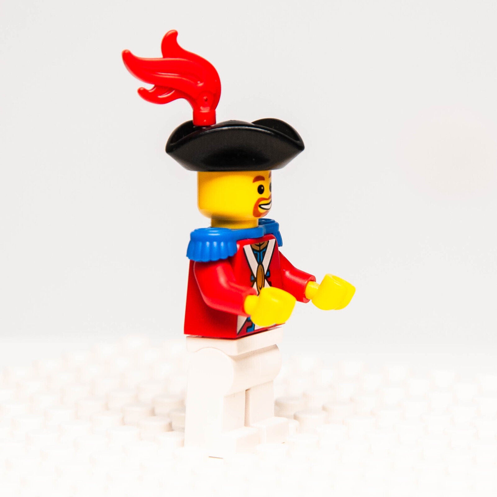 Lego PIrates Minifigure - Imperial Soldier II Red Plume, Brown Beard 6242 (pi089 - StudBee