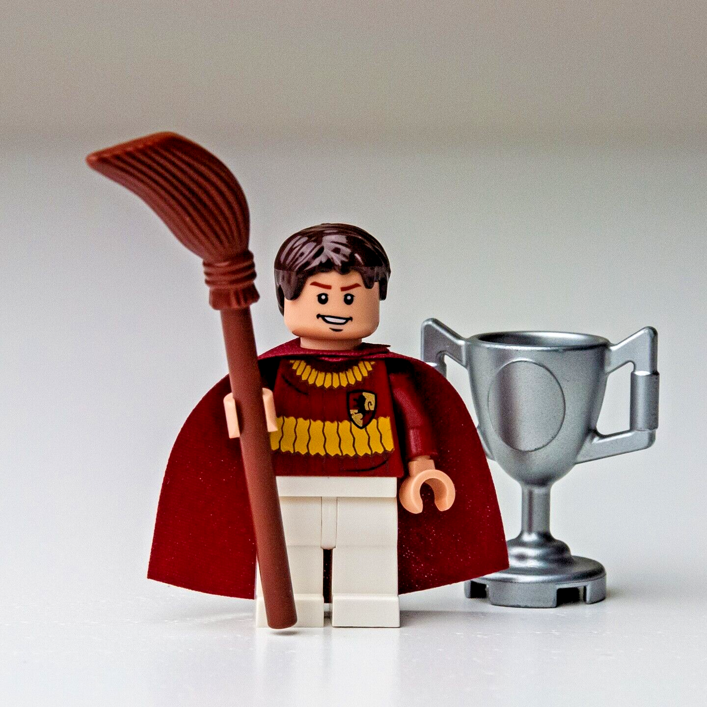 LEGO Oliver Wood (w/ Broom & Trophy) - Quidditch Match 4737 (hp109) Minifigure - StudBee