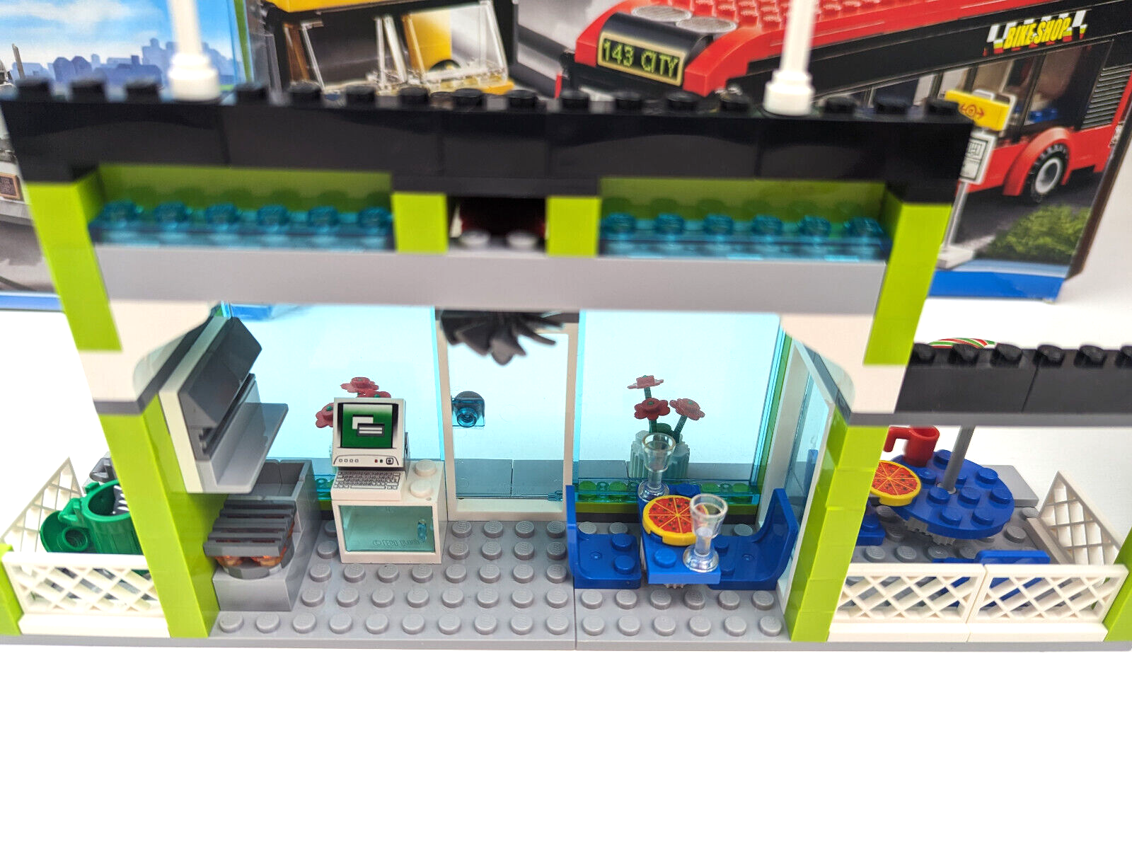 LEGO CITY: Town Square (60026) 100% Complete w/ Box, Instructions - StudBee