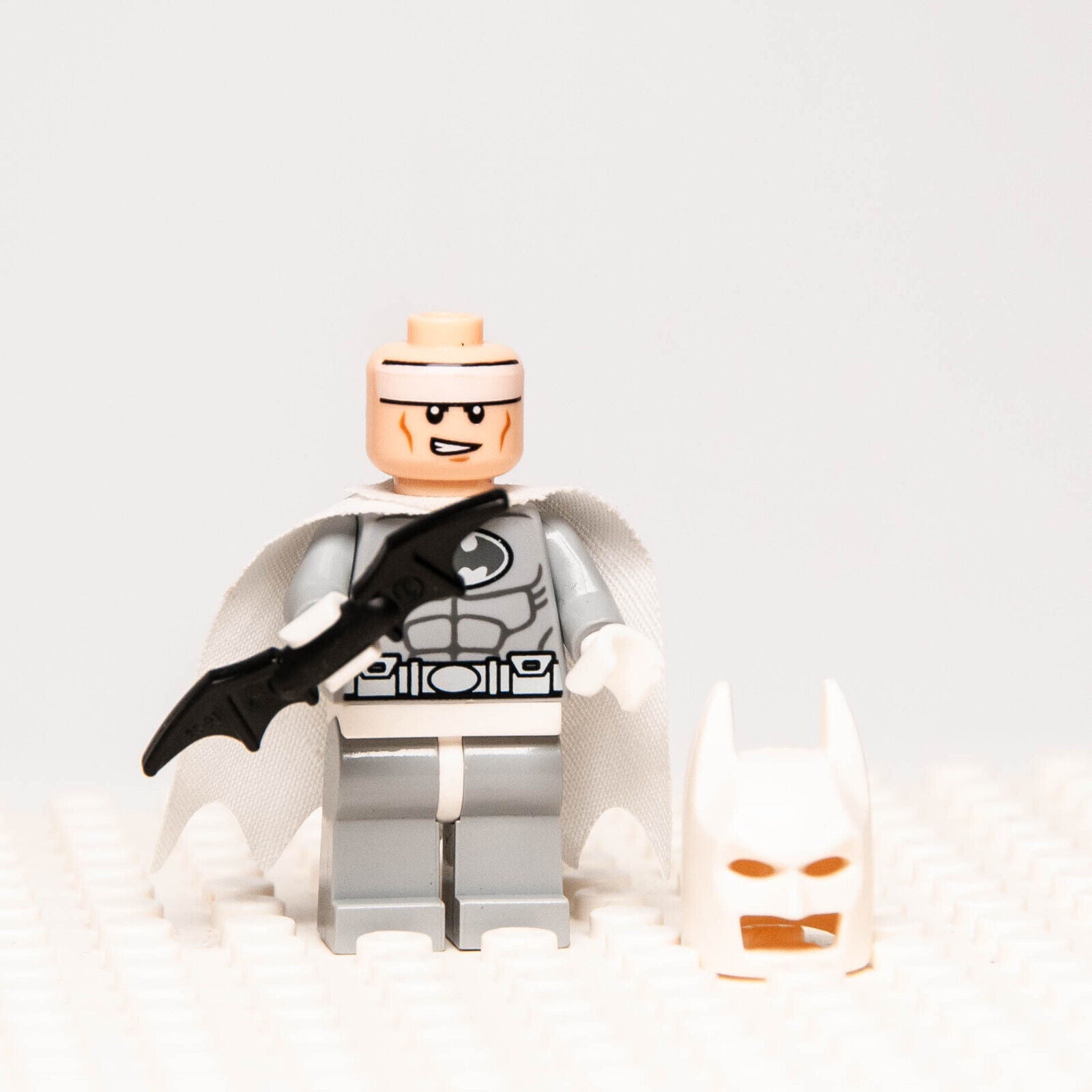 LEGO Arctic Batman Minifigure - White & Gray Suit (sh047) 76000 w/ Bat