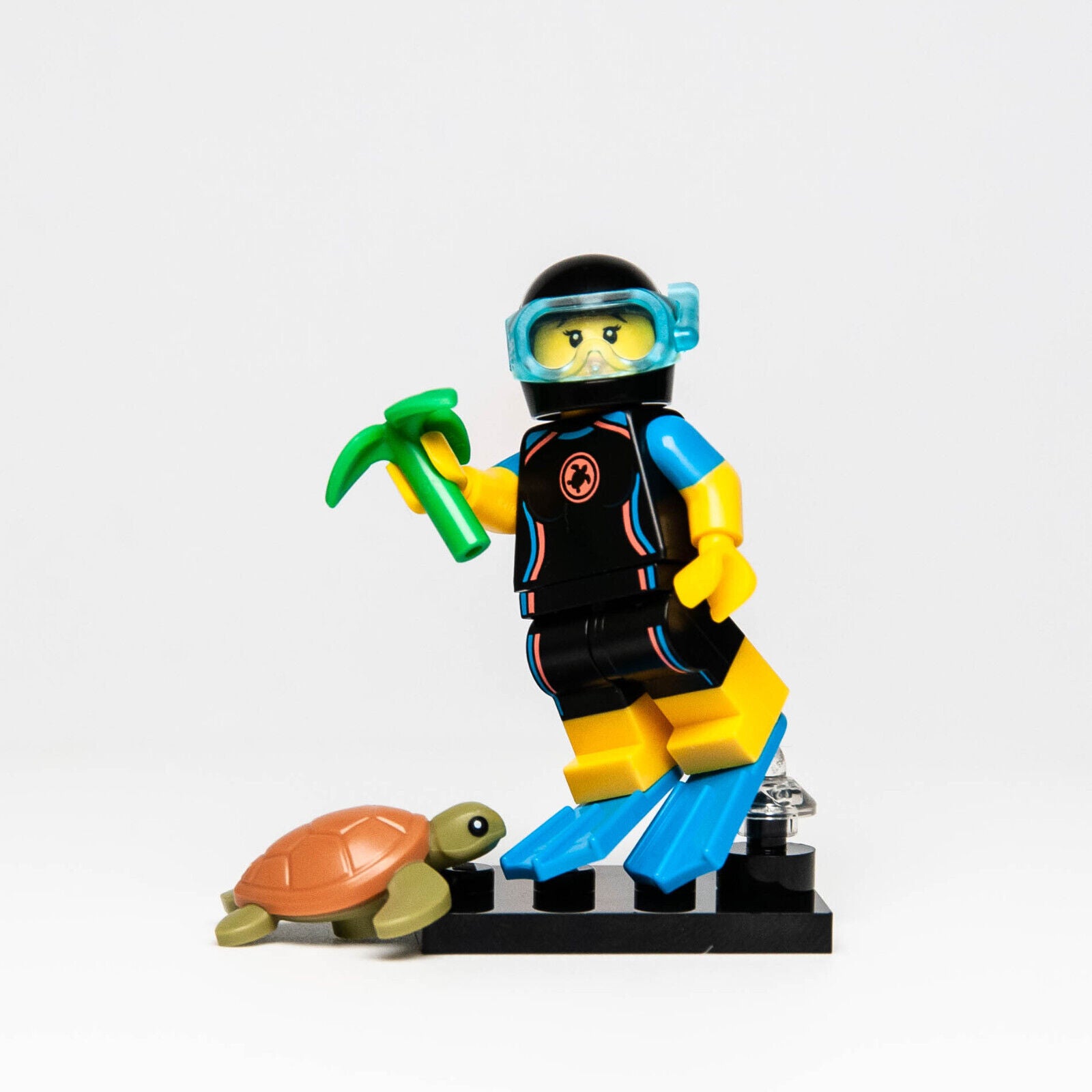 LEGO Series 20 CMF Minifigure 71027 - Sea Rescuer Snorkle (col20-12) Turtle - StudBee