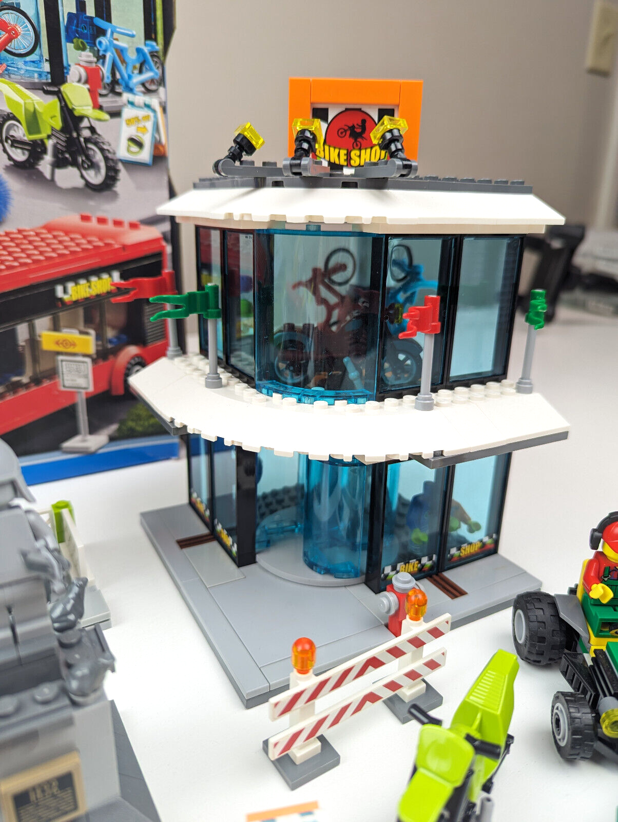 LEGO CITY: Town Square (60026) 100% Complete w/ Box, Instructions - StudBee