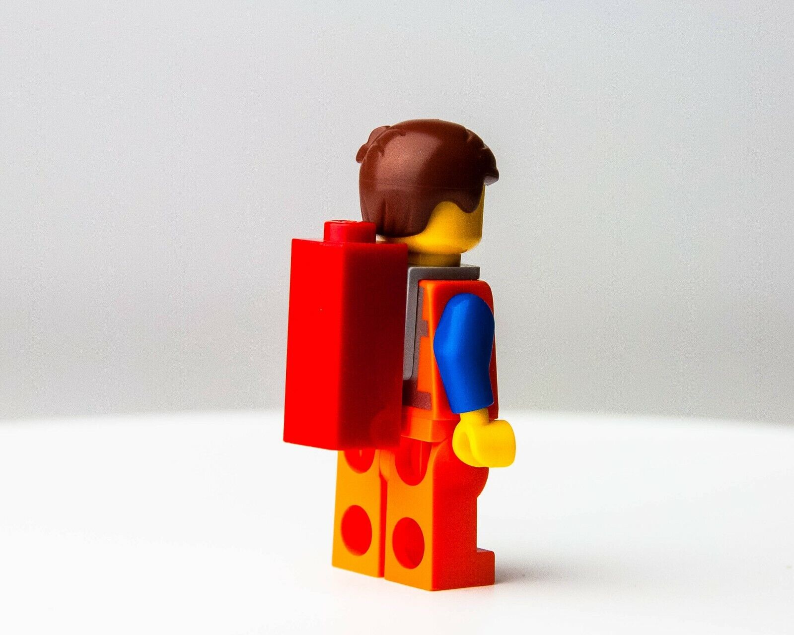 LEGO Emmet  - The Lego Movie -  (tlm018) Minifigure with Piece of Resistance - StudBee