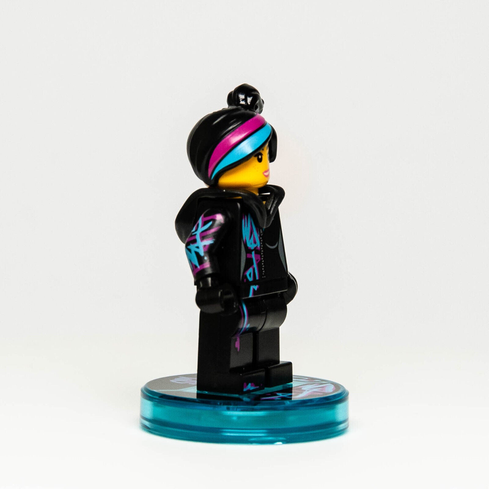 New Lego Minifigure - Wyldstyle w/ Dimensions Base Tag Relic Tile 71200 (tlm099) - StudBee