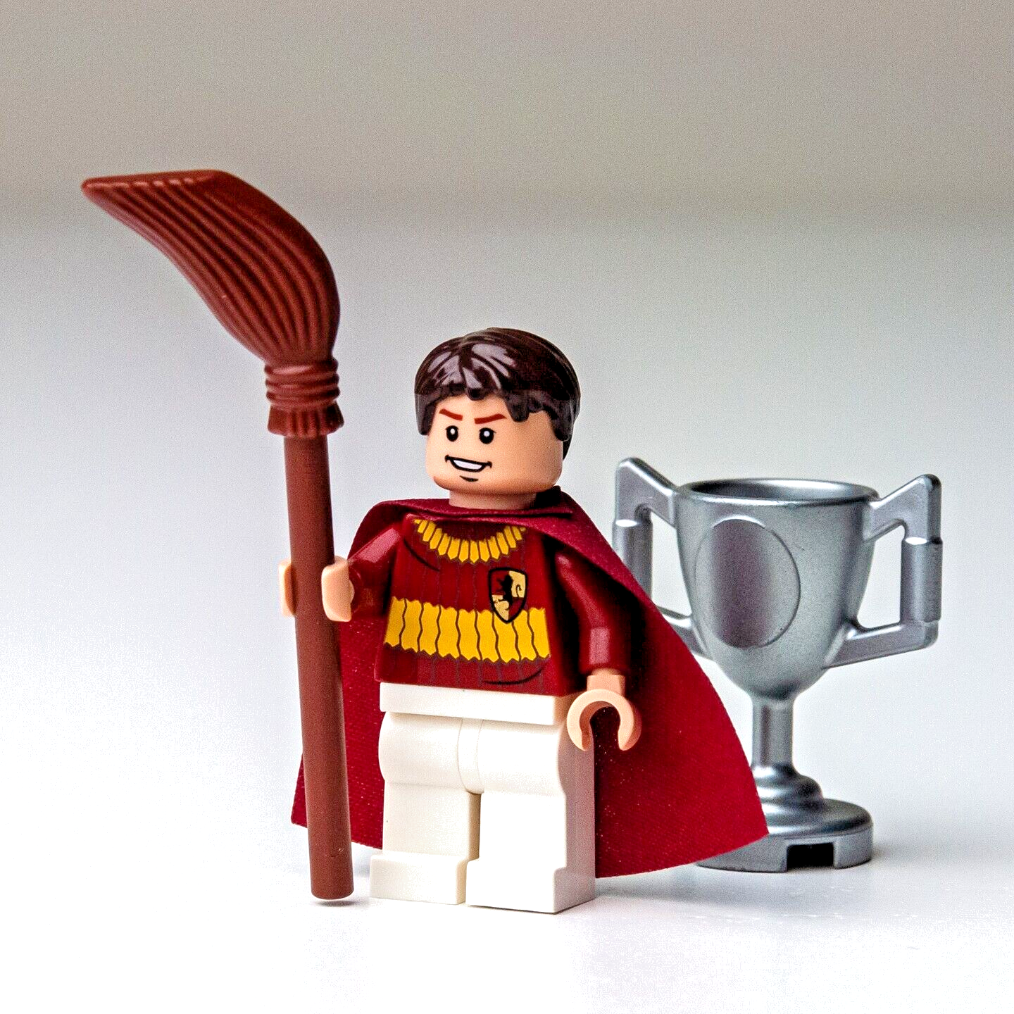LEGO Oliver Wood (w/ Broom & Trophy) - Quidditch Match 4737 (hp109) Minifigure - StudBee