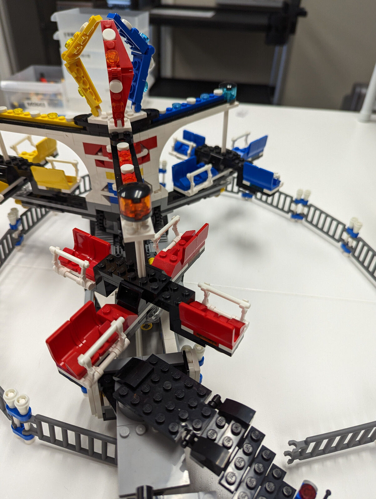 Lego 10244 Fairground Mixer w/ Minifigs, Box & Instructions - Complete! - StudBee