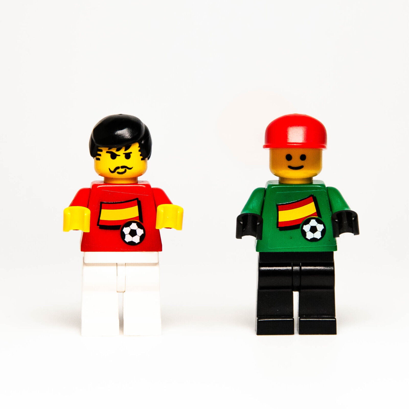 LEGO Minifigures Sports 3407-1  Soccer Bus / Football Players Team Spain 2000 - StudBee