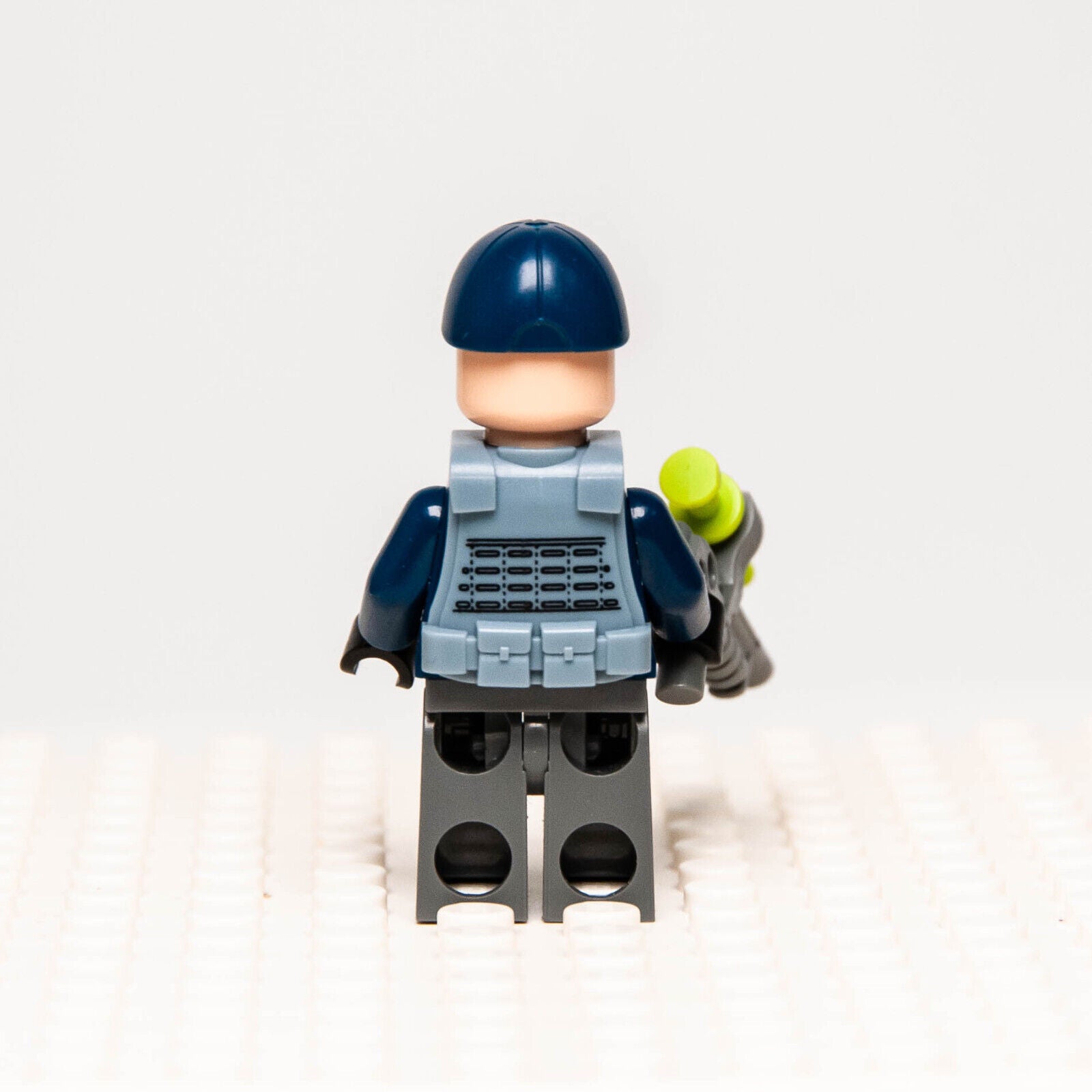 LEGO Minifigure - ACU Trooper Angry (jw010) Jurassic World 75917 - StudBee