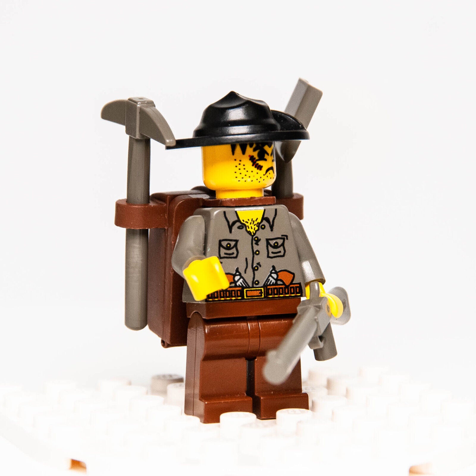 Lego Adventurers Minifigure - Max Villano w/ Backpack Jungle Explorer (adv042) - StudBee