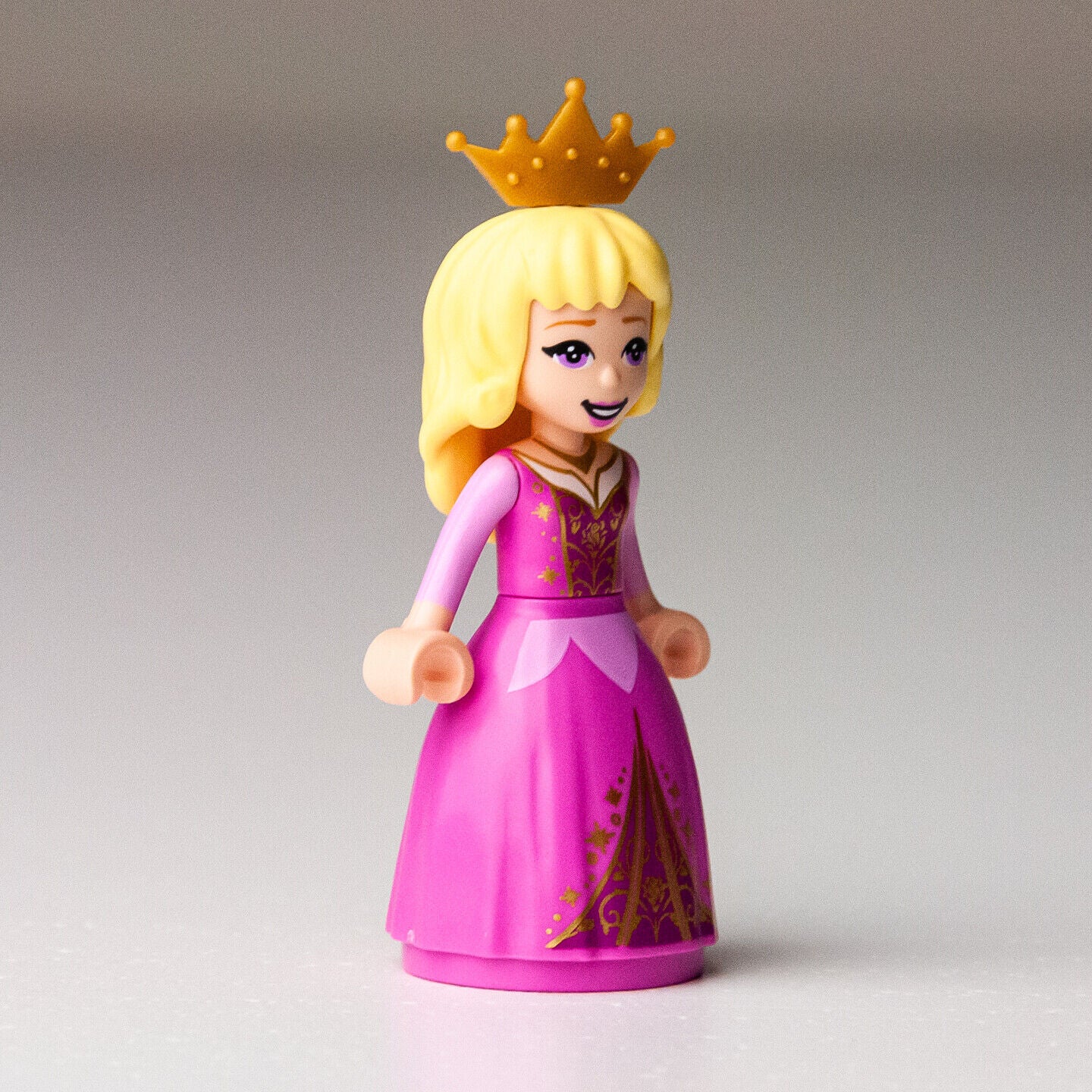 New LEGO Aurora - with Pearl Gold Crown Tiara Minifigure - 43173 (dp078) - StudBee