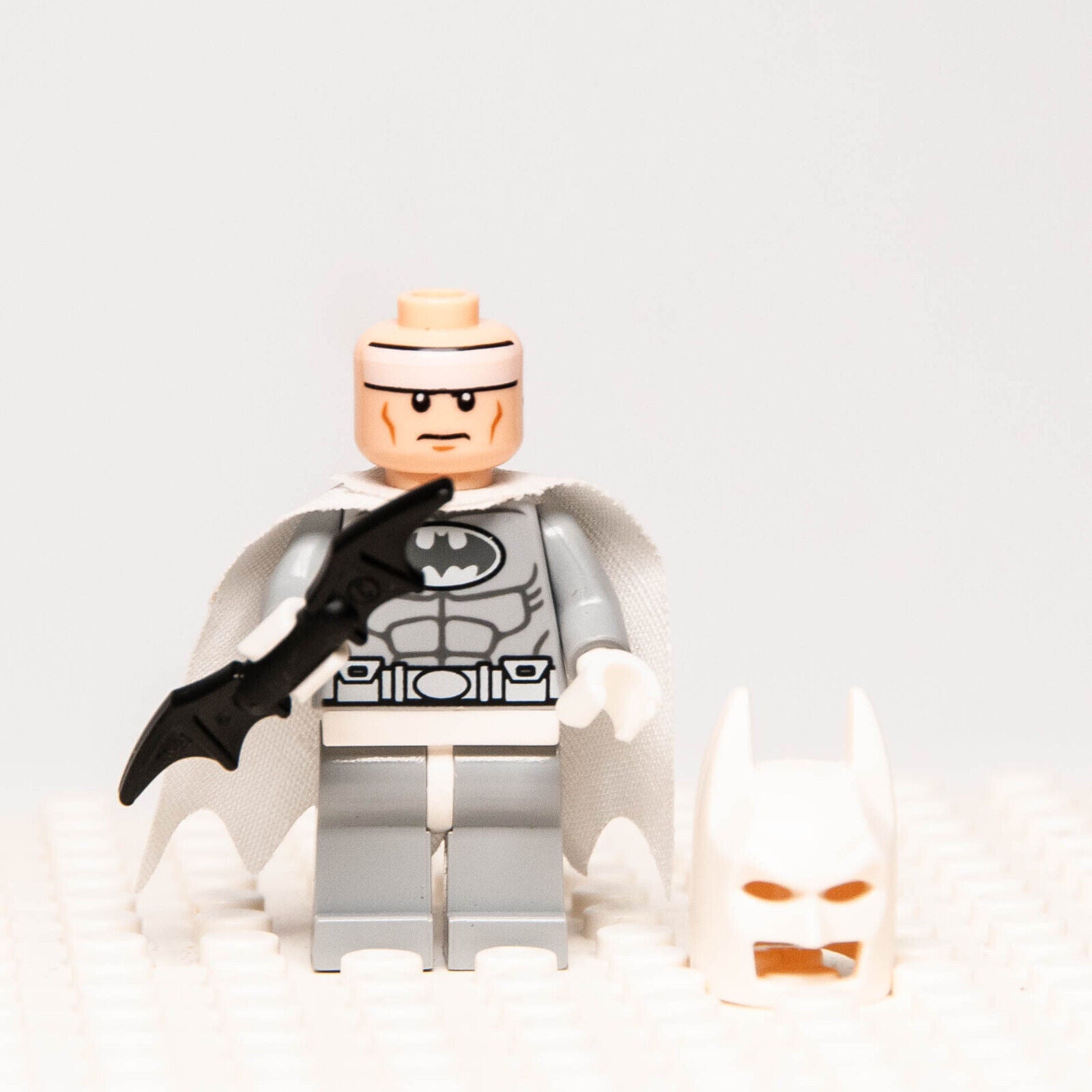 LEGO Arctic Batman Minifigure  - White & Gray Suit (sh047) 76000 w/ Batarang - StudBee