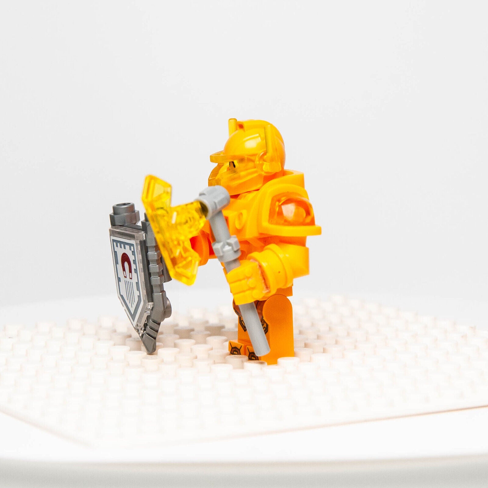 LEGO Nexo Knights Ultimate Axl Minifigure (nex053) with Shield and Axe 70336 - StudBee